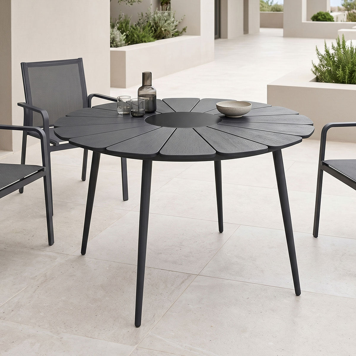 Τραπέζι Pinap  μαύρο αλουμίνιο και plywood σε μαύρη απόχρωση Φ110x74εκ - Pakobazaar