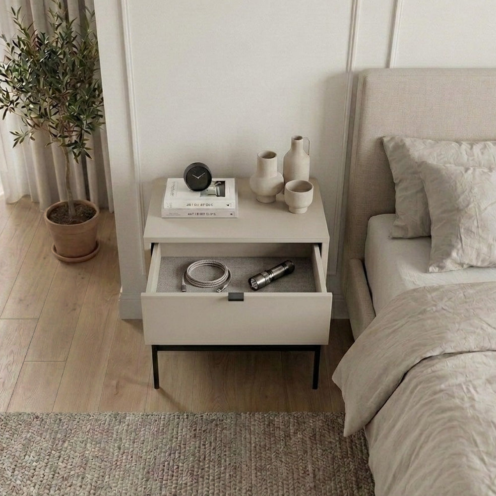Κομοδίνο Melis  χρώμα sandstone 45x35x56,4εκ.