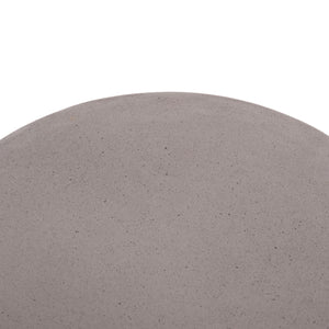 ΒΟΗΘΗΤΙΚΟ ΤΡΑΠΕΖΙ ΣΤΡΟΓΓΥΛΟ DELIA HM18167.03 FIBER CEMENT ΓΚΡΙ & RATTAN Φ40x45Υεκ - Pakobazaar