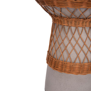 ΒΟΗΘΗΤΙΚΟ ΤΡΑΠΕΖΙ ΣΤΡΟΓΓΥΛΟ DELIA HM18167.03 FIBER CEMENT ΓΚΡΙ & RATTAN Φ40x45Υεκ - Pakobazaar