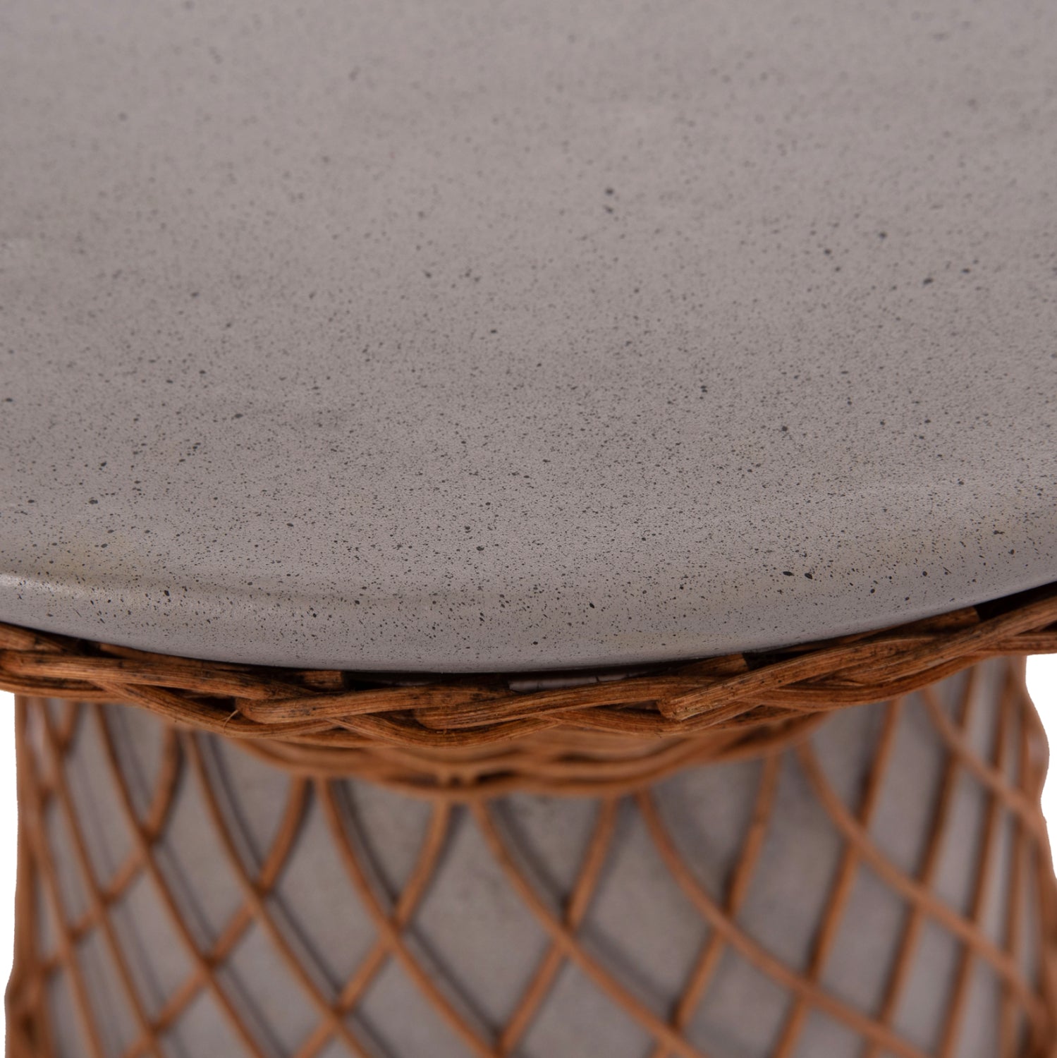 ΒΟΗΘΗΤΙΚΟ ΤΡΑΠΕΖΙ ΣΤΡΟΓΓΥΛΟ DELIA HM18167.03 FIBER CEMENT ΓΚΡΙ & RATTAN Φ40x45Υεκ - Pakobazaar